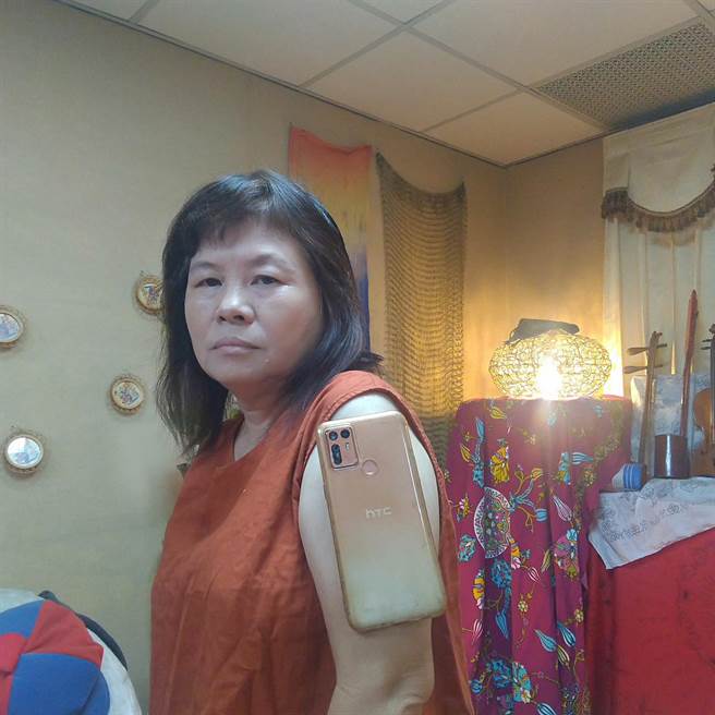  屏东县议员蒋月惠称自己没打疫苗，手臂也能吸起汤匙、手机。（图／摘自蒋月惠脸书）