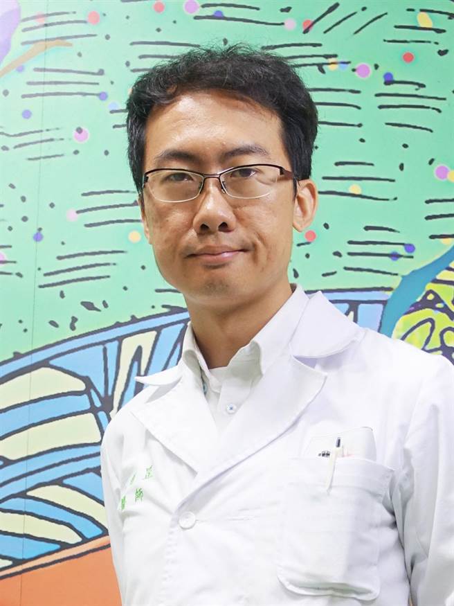 八里疗养院儿童青少年精神科徐智罡医师表示，固定安排亲子时间可让孩子于疫情期间有更多的安全感。（八里疗养院提供／戴上容新北传真）