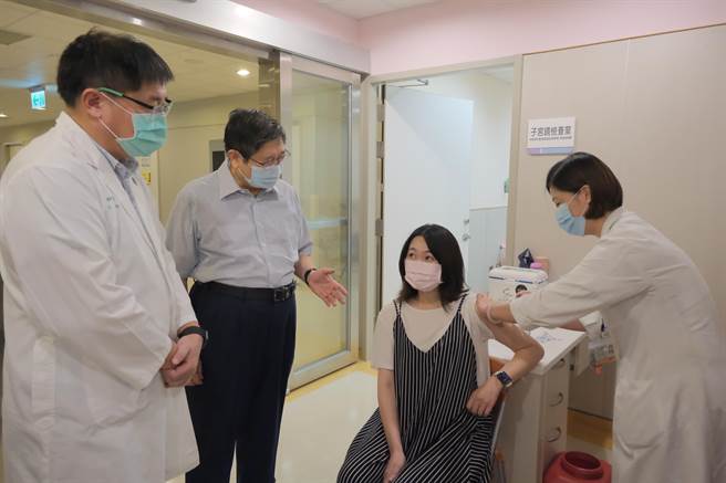 新竹县长杨文科（左二）了解孕妇打莫德奈疫苗情形，呼吁尚未施打的孕妇尽速接种。（新竹县政府提供／罗浚滨新竹传真）