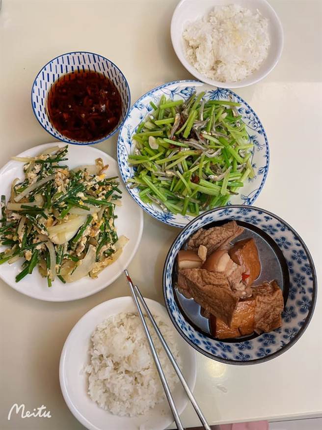 侯怡君晒萧大陆煮得好菜，甜甜的说这是老公的爱心晚餐。（图／FB@侯怡君）