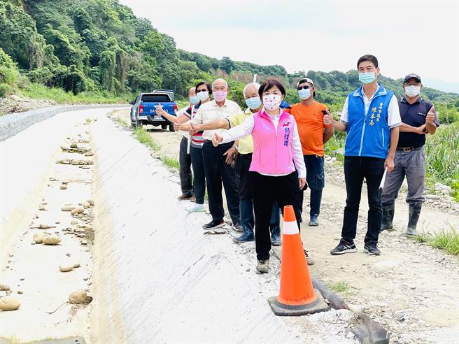 立委杨琼璎及市议员陈本添前往后里区大甲溪北岸河川公地会勘。（陈淑娥摄）