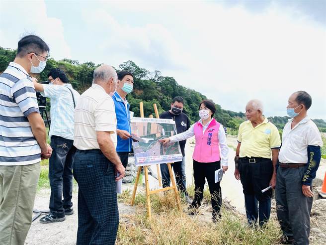 立委杨琼璎及市议员陈本添前往后里区大甲溪北岸河川公地会勘。（陈淑娥摄）