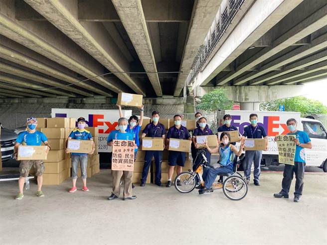 联邦快递与社团法人生命励乐活辅健会合作，协助递送超过230箱防疫及民生物资救助身心障碍者。（联邦快递提供）