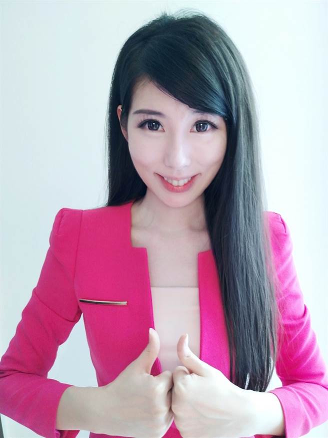 中天人气主播刘盈秀也在社群平台登高一呼，亲自示范「手护外送员」手势。(图/刘盈秀粉丝团)