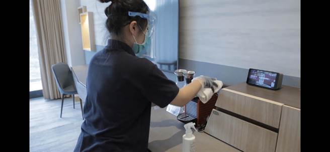 房务人员配戴面罩、口罩及手套，以五种不同顏色布巾分别做不同区域的清洁消毒 。（云朗提供）