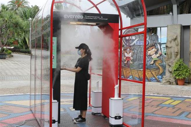 渡假区建置国家级防疫门，游客入园量体温＋消毒杀菌一次完成。（丽宝乐园渡假区提供／陈淑娥台中传真）