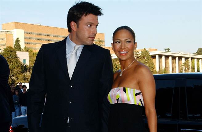 班艾佛列克与珍妮佛罗培兹当年有过婚约，感情好到得到专属封号「班尼佛(Bennifer)」。(图／达志提供)