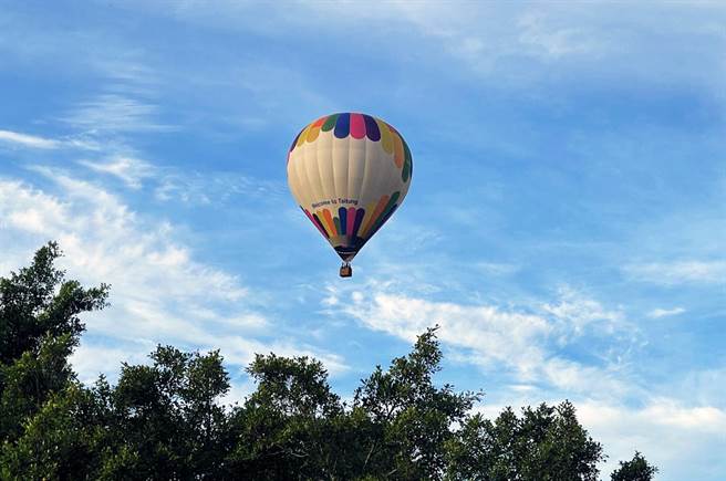 虽然台东热气球嘉年华延期，飞行员及工作人员持续在关山亲水公园操兵。（庄哲权摄）