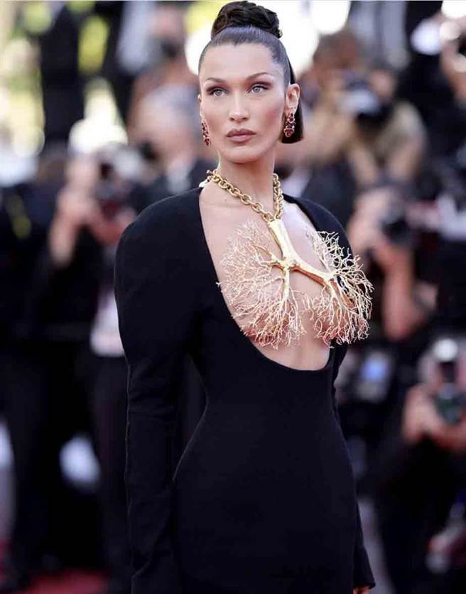 贝拉哈蒂德以Jean Paul Gaultier黑白配色高级订制服搭配Chopard 萧邦珠宝，出席坎城影展开幕红毯。（摘自贝拉哈蒂德 IG）