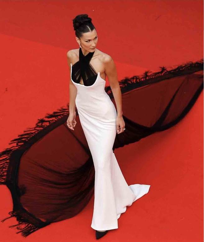 贝拉哈蒂德以Jean Paul Gaultier黑白配色高级订制服搭配Chopard 萧邦珠宝，出席坎城影展开幕红毯。（摘自贝拉哈蒂德 IG）
