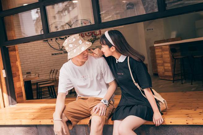 文青茶饮SHARE TEA首度跨界与OB严选推出联名服饰，开发多重收入来源。（图/歇脚亭提供）