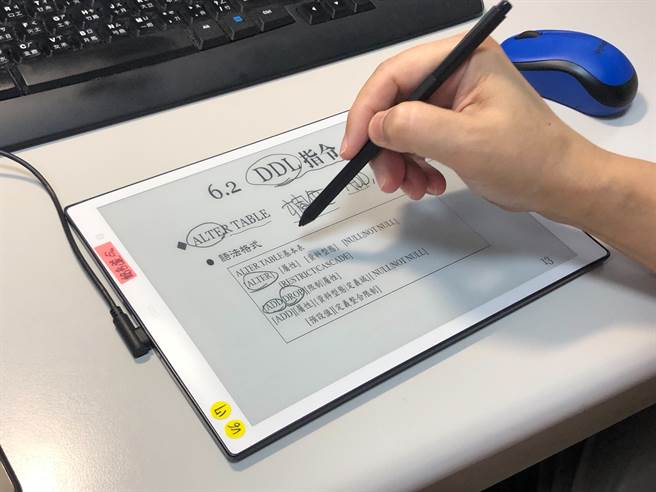 弘光科大产学合作使用电子纸上课，增加互动又不伤眼。（图/弘光科大提供）