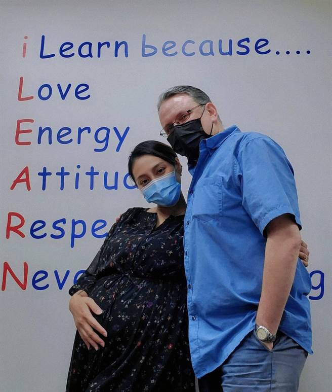 叶玮庭（左）今在老公陪同下接种疫苗。（经纪人提供）