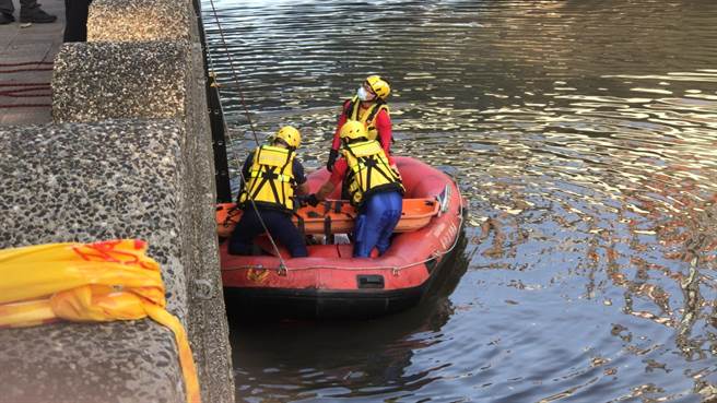 基隆市田寮河玉兔橋下午4點多驚傳1名婦人墜落河中。（陳彩玲攝）