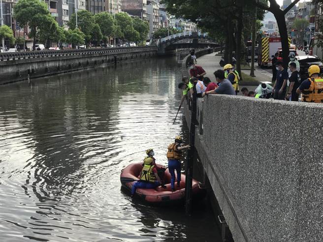 基隆市田寮河玉兔橋下午4點多驚傳1名婦人墜落河中。（陳彩玲攝）