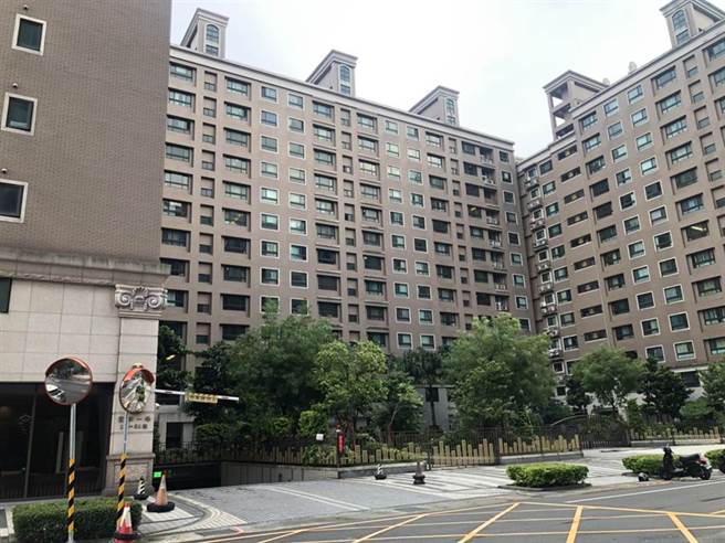 曾姓妙龄少妇仅着内衣裤倒卧血泊亡，在场夫竟称要帮爱妻退乩。(翻摄照片／蔡依珍桃园传真)
