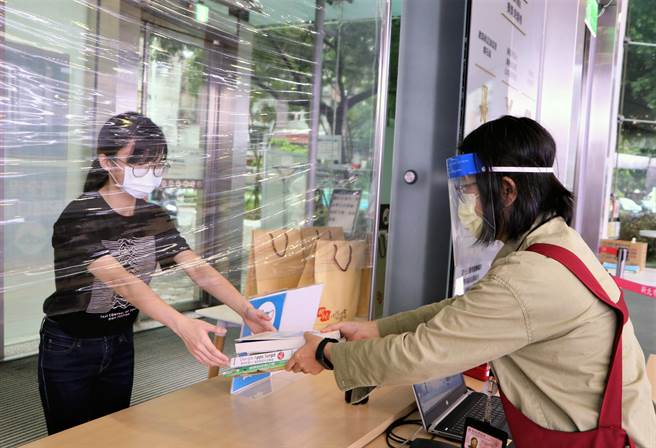新北市立圖書館特別於全市100個服務據點增設臨時櫃臺，於7月13日開始恢復不入館的「預約取書」服務，同時搭配「宅配獨享包」與「閱讀便利包」等防疫應援貼心借閱服務。（新北市立圖書館提供）