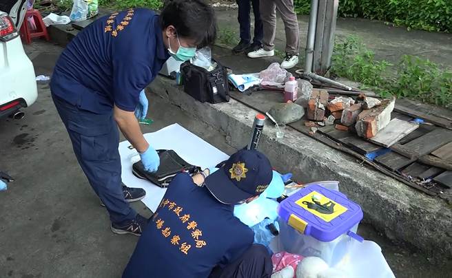 中市大里發生生姚姓女子夥同小王陳男，毒害親夫袁男後再焚屍，台中警方在陳男新竹住處外空地，進行採證工作。（民眾提供／黃國峰台中傳真）
