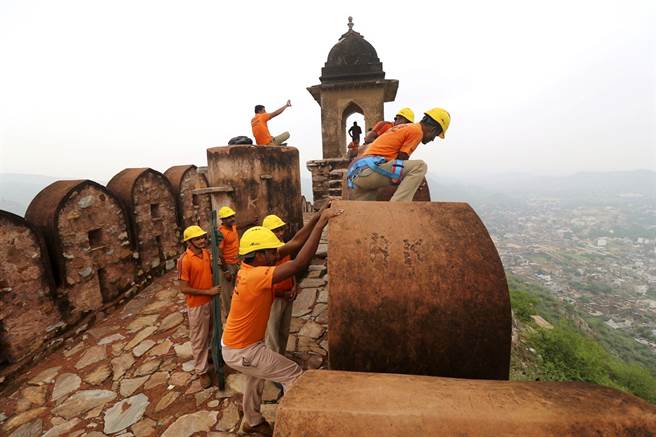 11日11名印度观光客在拉吉斯坦省琥珀堡瞭望台附近自拍时被雷劈死。