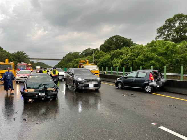 疑似天雨路滑，国道三号北上284公里处于今12日傍晚5点多传出4车追撞事故，造成2人受伤送医。（嘉义县消防局提供∕吕妍庭嘉义传真）