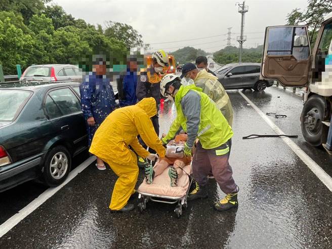 疑似天雨路滑，国道三号北上284公里处于今12日傍晚5点多传出4车追撞事故，造成2人受伤送医。（嘉义县消防局提供∕吕妍庭嘉义传真）