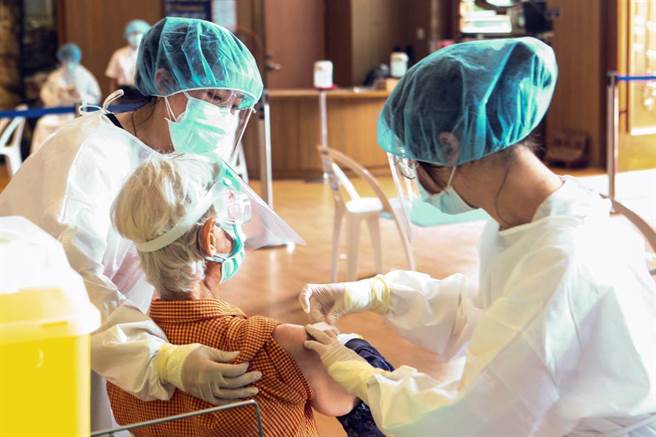 新冠疫苗可防若染疫变重症 也能防范伤脑这些后遗症吗？(示意图/本报系资料照片)