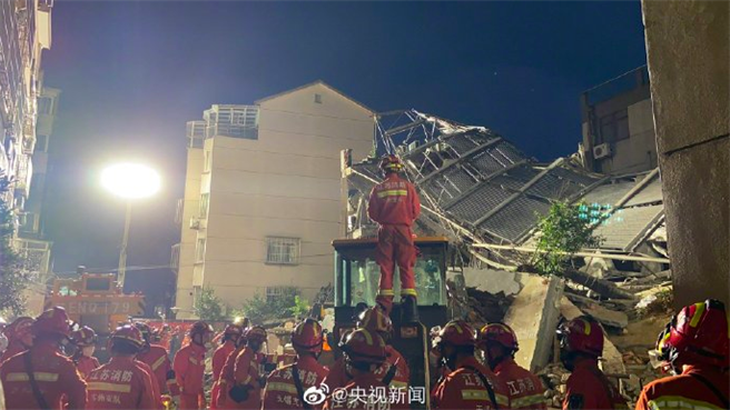 大陸江蘇蘇州吳江區一飯店倒塌。（央視微博）