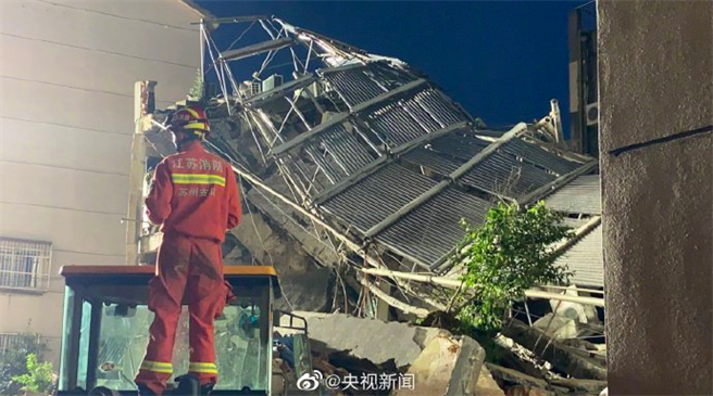大陸江蘇蘇州吳江區一飯店倒塌。（央視微博）