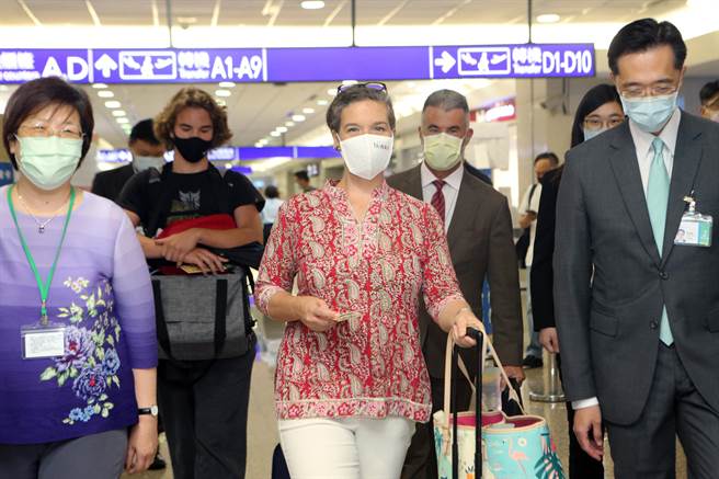 美国国务院前亚太副助卿孙晓雅于12日晚间6时36分抵达桃园机场，戴的口罩上印有「HELLO  TAIWAN」彩色字样。（陈麒全摄）