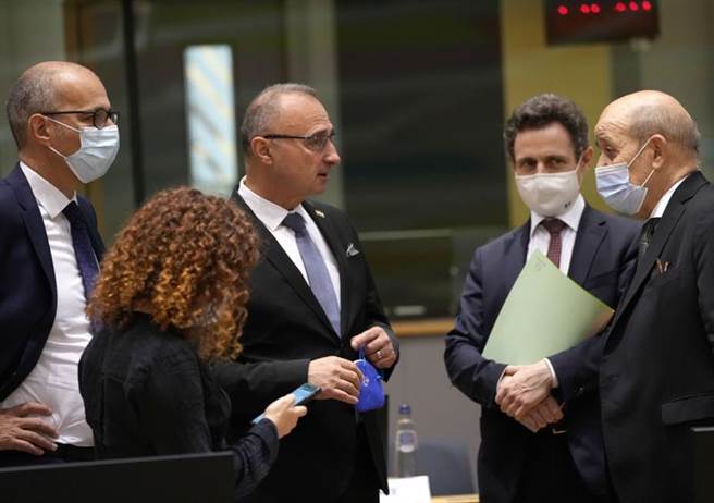 周一在布鲁塞尔欧盟理事会大楼举行的欧盟外长会议期间，法国外交部长勒德里昂（右）与克罗地亚外交部长拉德曼（中）交谈。这次欧盟外长会通过启动欧洲连接世界基础设施计划。（图／美联社)