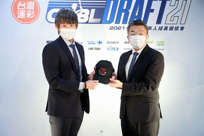 陈冠宇（左）将披乐天桃猿球衣。（中职提供）