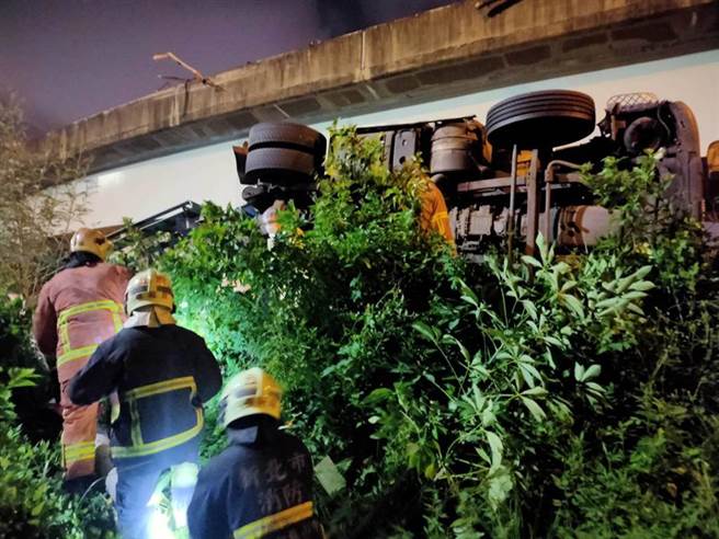 56岁司机昨（12日)从台64线坠落桥下不治，家属透露，死者疫情期间忙爆，又要照顾病妻，疑疲劳驾驶酿祸。（中时资料照）