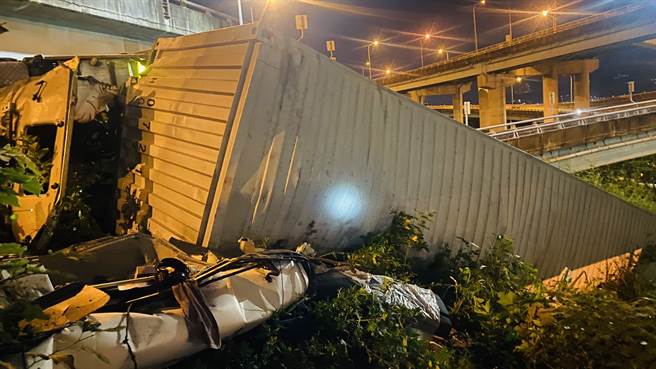 50多歲物流人員不明原因從台64線公路墜落橋下，失去生命跡象（讀者提供）