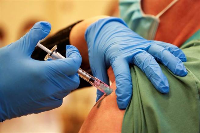 英國一項最新研究證實，疫苗混打竟比兩劑都打AZ多出將近10倍的抗體。(圖/路透社)
