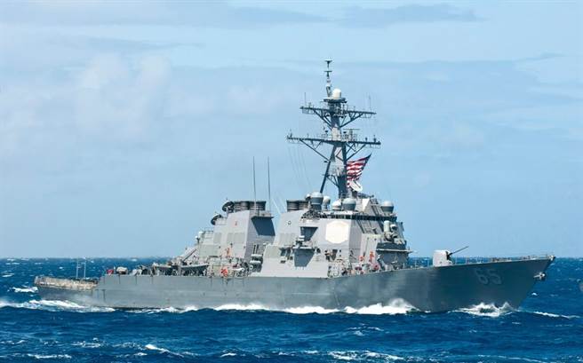 美軍在7月12日發布的在南海航行的美國海軍驅逐艦本福德號照片，並稱共軍有關聲明是「錯誤訊息」。（圖／美國海軍）