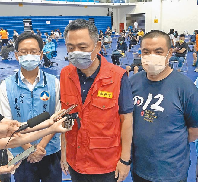 金门县长杨镇浯11日上午紧急宣布，基于避免出现防疫破口，26日前取消餐厅内用政策。（李金生摄）