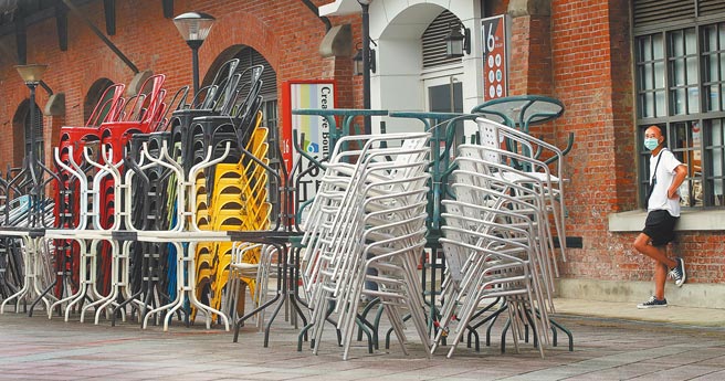 疫情衝击各行各业，并以提供工读机会较多的餐饮业，受创最深。（本报资料照片）（禁止酒驾，饮酒过量，有害健康）