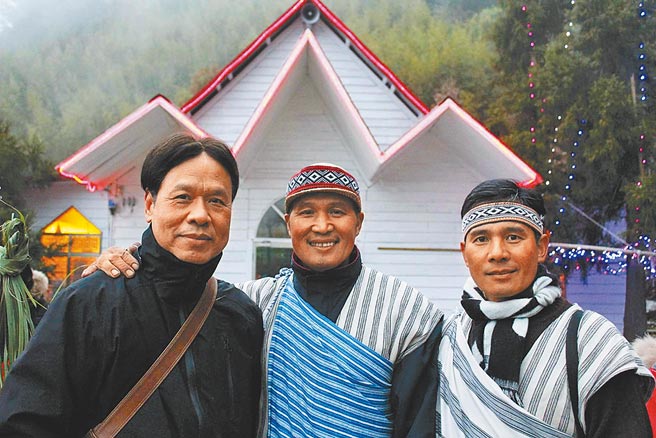 首届报导文学推荐奖得主古蒙仁（本名林日扬，图左）。（古蒙仁提供）