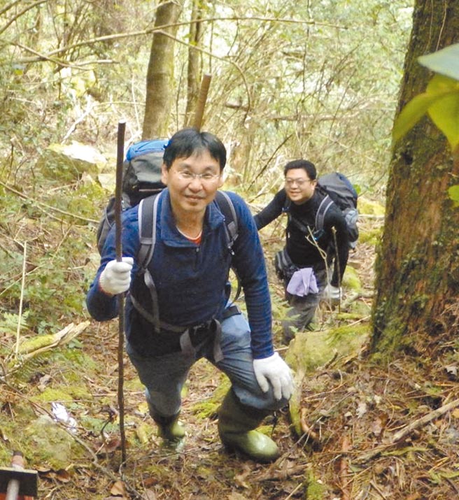森林护管员许崑圣背重装执行为期5至7天的长程巡护工作。（许崑圣提供／张亦惠嘉县传真）