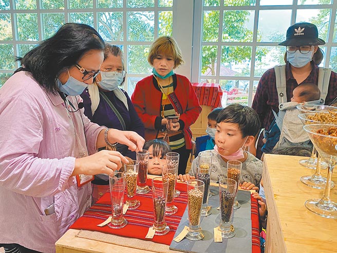 花莲县原住民族野菜学校搜集各种台湾原生种子，校长吴雪月（左）是野菜活字典。（吴雪月提供／王志伟花莲传