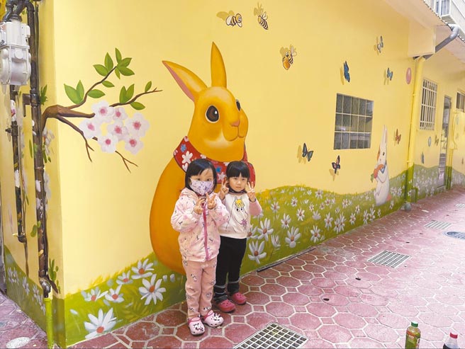 桃园市水务局推出用户接管后巷环境改造，在杨梅设置的「童话世界」主题，获得幼童欢迎。（桃园市水务局提供／赖佑维桃园传真）