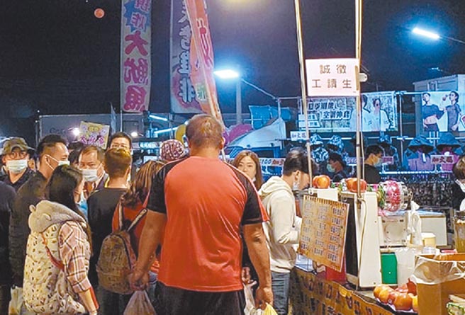 云林县麦寮乡外来人口达2万余人，麦寮乡公所倾向夜市不开放。（本报资料照片）