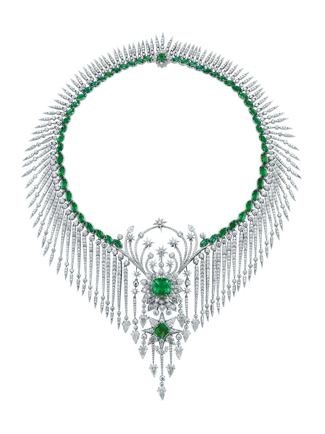GUCCI祖母绿项炼将青翠祖母绿镶嵌于一片钻石星海中，有如环绕着壮丽灿亮轨道的太阳星系。（GUCCI提供）