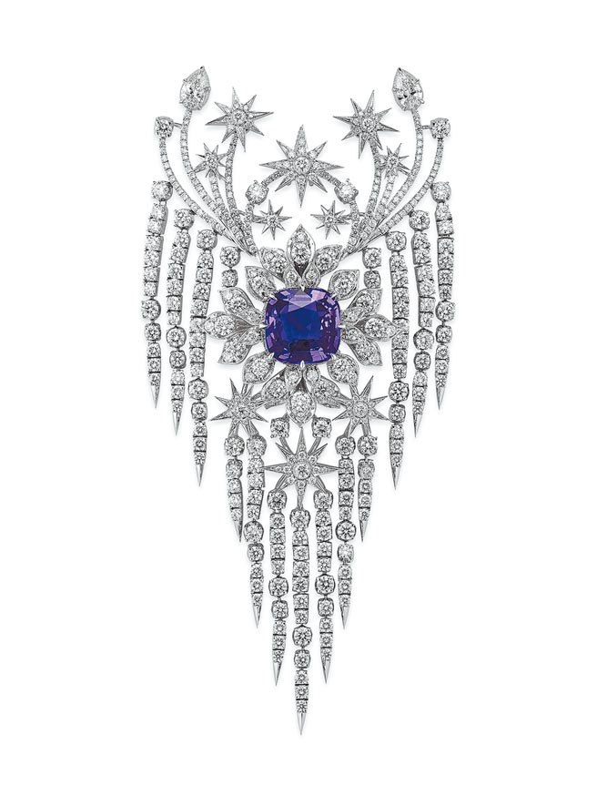 GUCCI将一颗颗钻石打造如夜晚星空的点点繁星与流星雨，华丽的流苏充满引人入胜的律动感，让人迷醉。（GUCCI提供）