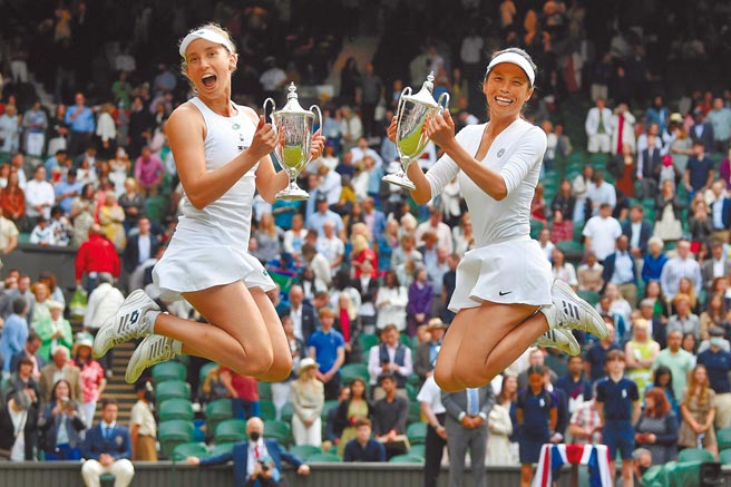谢淑薇（右）与梅腾丝（左）一起跳起庆祝夺冠。（路透）