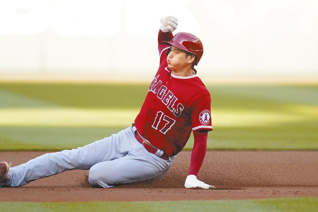 大谷翔平尝试盗上二垒。（美联社）