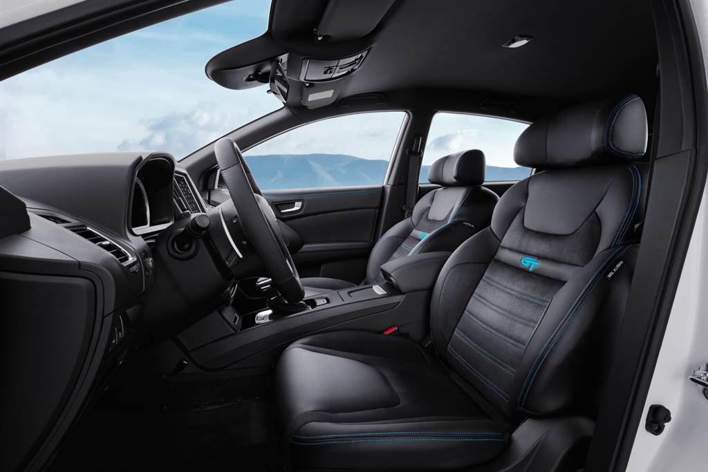 U6 GT藍調倍適版在車室空間上，透過藍調縫線、類麂皮座椅等元素打造個性化的低調細緻風範。
