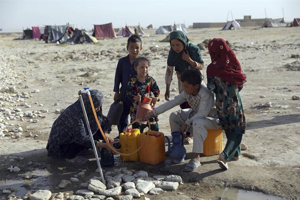 一户哈拉札族家庭逃难到塔利班尚未控制的空地，此处只有一个水龙头可供水。图/美联社(photo:ChinaTimes)