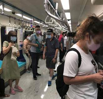 微解封首日公車爆滿、捷運人擠人 網驚：病毒都死了？