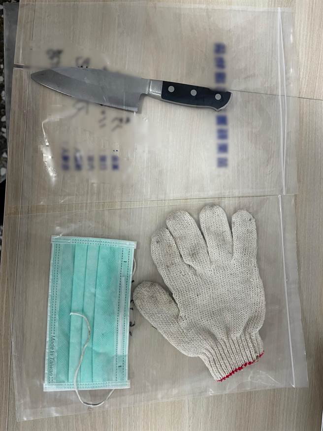 警方扣获涉嫌行抢的李姓嫌犯所持菜刀等犯案工具。（竹南警分局提供／谢明俊苗栗传真）